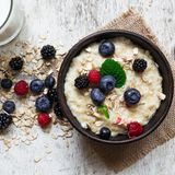 5. Porridge/Haferflocken  Ansetzen können Sie Ihr Porridge mit Wasser, Milch, Mandel- oder Hafermilch. Dazu am besten einen Teelöffel Chiasamen - für Ballaststoffe, Proteine und Omega-3-Fette. Im Porridge schmeckt geriebener Apfel, Mandeln und eine Prise Zimt. Alternativ können Sie Haferflocken auch über Nacht einweichen - das nennt sich 'Overnight Oats'.      Zutaten fürs Grundrezept:  200 ml Mich, 40 g Haferflocken, eine Prise Salz      Zubereitung:  Wasser, Kuhmilch oder Milchalternativen wie Soja- oder Mandel in einen Topf geben und auf hoher Stufe zum Kochen bringen.  Fünf gehäufte EL (ca. 40 g) blütenzarte Haferflocken hineingeben und umrühren.  Mit einer kleinen Prise Salz abschmecken und noch leicht warm in einer Schüssel servieren.   