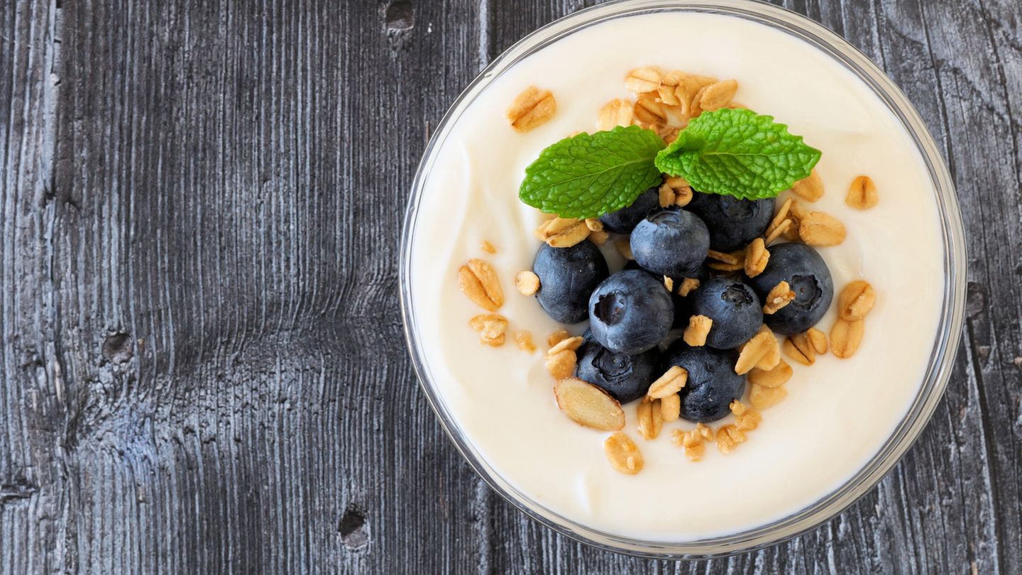 2. Joghurt  Essen Sie keinen gesüßten Joghurt oder Fruchtjoghurt, sondern verwenden Sie Naturjoghurt oder Kokosjoghurt. Dazu Früchte Ihrer Wahl und Nüsse und Sie erhalten ein vollwertiges Frühstück.      Zutaten: 200 g Joghurt, 200 g Früchte Ihrer Wahl, 50 g Nüsse oder Flocken      Zubereitung: Geben Sie Joghurt in eine Schüssel und verteilen Sie darauf Früchte und Nüsse.