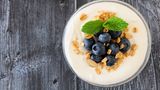 2. Joghurt  Essen Sie keinen gesüßten Joghurt oder Fruchtjoghurt, sondern verwenden Sie Naturjoghurt oder Kokosjoghurt. Dazu Früchte Ihrer Wahl und Nüsse und Sie erhalten ein vollwertiges Frühstück.      Zutaten: 200 g Joghurt, 200 g Früchte Ihrer Wahl, 50 g Nüsse oder Flocken      Zubereitung: Geben Sie Joghurt in eine Schüssel und verteilen Sie darauf Früchte und Nüsse.