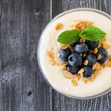 2. Joghurt  Essen Sie keinen gesüßten Joghurt oder Fruchtjoghurt, sondern verwenden Sie Naturjoghurt oder Kokosjoghurt. Dazu Früchte Ihrer Wahl und Nüsse und Sie erhalten ein vollwertiges Frühstück.      Zutaten: 200 g Joghurt, 200 g Früchte Ihrer Wahl, 50 g Nüsse oder Flocken      Zubereitung: Geben Sie Joghurt in eine Schüssel und verteilen Sie darauf Früchte und Nüsse.