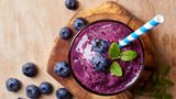 1. Smoothie  Für dieses Frühstück brauchen Sie nur einen Mixer: In Handumdrehen lassen sich Joghurt, Chia-Samen, Flocken, Gemüse oder saisonales Obst zu einem reichhaltigen Smoothie mixen.      Zutaten:  200 g Joghurt (Natur-, Kokos- oder Sojajoghurt), 200 g Heidelbeeren (frisch oder TK), 1 kleine Banane, 1 TL Honig, etwas Wasser (je nach Konsistenz)      Zubereitung: Geben Sie erst Joghurt, dann die Früchte hinzu. Ist Ihnen der Smoothie zu dickflüssig, strecken Sie ihn mit Wasser.