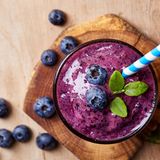 1. Smoothie  Für dieses Frühstück brauchen Sie nur einen Mixer: In Handumdrehen lassen sich Joghurt, Chia-Samen, Flocken, Gemüse oder saisonales Obst zu einem reichhaltigen Smoothie mixen.      Zutaten:  200 g Joghurt (Natur-, Kokos- oder Sojajoghurt), 200 g Heidelbeeren (frisch oder TK), 1 kleine Banane, 1 TL Honig, etwas Wasser (je nach Konsistenz)      Zubereitung: Geben Sie erst Joghurt, dann die Früchte hinzu. Ist Ihnen der Smoothie zu dickflüssig, strecken Sie ihn mit Wasser.
