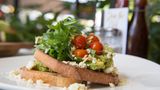 6. Avocado auf Sauerteigbrot  Avocado auf Sauerteigbrot ist die perfekte Kombination für einen gesunden Start in den Tag.      Zutaten:  2 Scheiben Sauerteigbrot, eine halbe Avocado, wer mag: eine Handvoll Ziegenkäse, Tomaten und Rucola      Zubereitung:  Rösten Sie das Sauerteigbrot, geben Sie Avocado darauf. Achten Sie darauf, dass die Avocado nicht zu hart ist  – und verfeinern Sie das Brot mit Ziegenkäse, Tomaten und Rucola. 