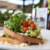 6. Avocado auf Sauerteigbrot  Avocado auf Sauerteigbrot ist die perfekte Kombination für einen gesunden Start in den Tag.      Zutaten:  2 Scheiben Sauerteigbrot, eine halbe Avocado, wer mag: eine Handvoll Ziegenkäse, Tomaten und Rucola      Zubereitung:  Rösten Sie das Sauerteigbrot, geben Sie Avocado darauf. Achten Sie darauf, dass die Avocado nicht zu hart ist  – und verfeinern Sie das Brot mit Ziegenkäse, Tomaten und Rucola. 