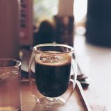 7. Kaffee  Vermeiden Sie für ein gesundes Frühstück Milch in Tee oder Kaffee. Trinken Sie stattdessen die Getränke schwarz und ohne Zucker, so vermeiden Sie überflüssige Kalorien.      Sie wollen einen Americano selber zubereiten? Brühen Sie dafür Espresso und strecken Sie den schwarzen Wachmacher mit gekochtem Wasser.