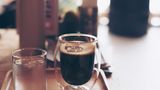 7. Kaffee  Vermeiden Sie für ein gesundes Frühstück Milch in Tee oder Kaffee. Trinken Sie stattdessen die Getränke schwarz und ohne Zucker, so vermeiden Sie überflüssige Kalorien.      Sie wollen einen Americano selber zubereiten? Brühen Sie dafür Espresso und strecken Sie den schwarzen Wachmacher mit gekochtem Wasser.