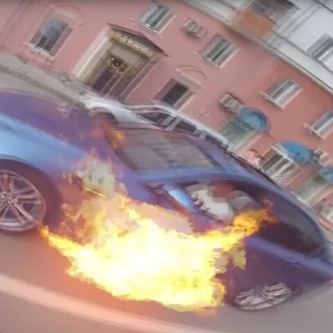 An einer Ampel schlagen plötzlich Flammen unter dem BMW M5 hervor