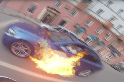 An einer Ampel schlagen plötzlich Flammen unter dem BMW M5 hervor