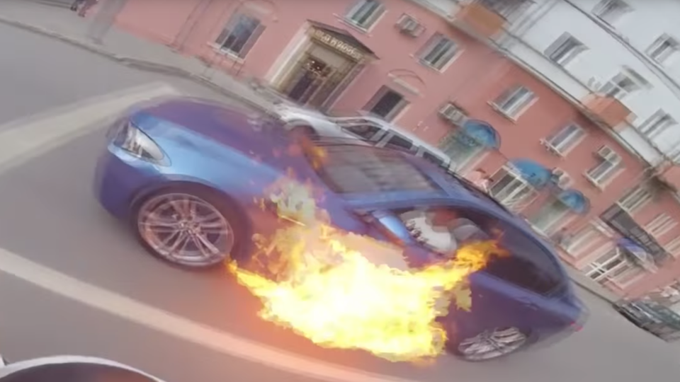An einer Ampel schlagen plötzlich Flammen unter dem BMW M5 hervor