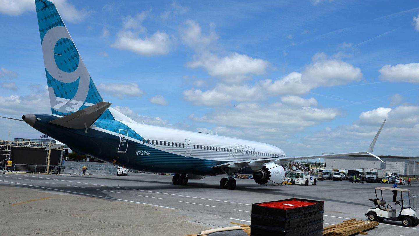 Eine Boeing 737-MAX-9 erreicht die Luftfahrtmesse nahe Paris