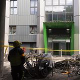 Ein Feuerwehrmann steht vor dem Eingang des 24-stöckigen Grennfell Towers