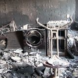 Eine Küchenzeile und ein Fitnessrad sind in einer Wohnung noch zu erkennen