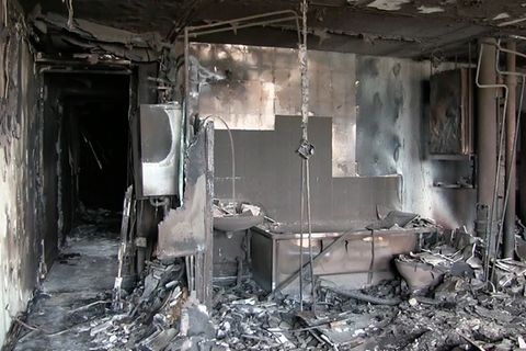 Die Etagen sind vollständig ausgebrannt, hier ist das Gerippe eines Badezimmers zu erkennen