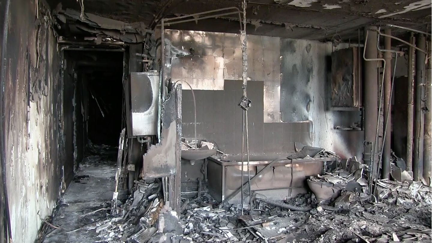 Die Etagen sind vollständig ausgebrannt, hier ist das Gerippe eines Badezimmers zu erkennen