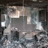 Die Etagen sind vollständig ausgebrannt, hier ist das Gerippe eines Badezimmers zu erkennen