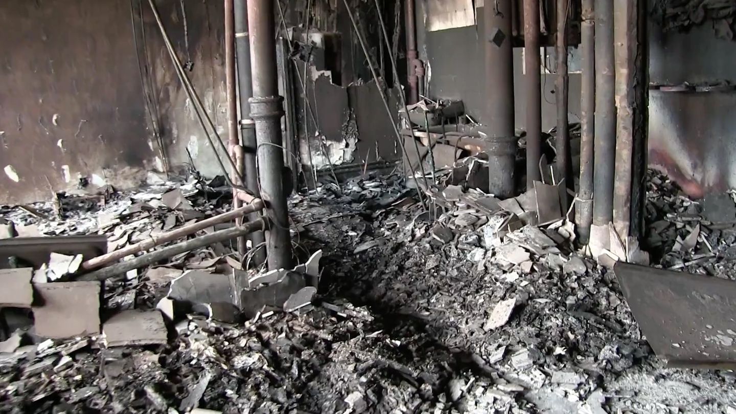 Nur ein paar Rohre haben den Flammen standgehalten, drumherum liegt Schutt