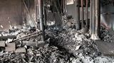 Nur ein paar Rohre haben den Flammen standgehalten, drumherum liegt Schutt