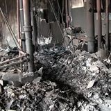 Nur ein paar Rohre haben den Flammen standgehalten, drumherum liegt Schutt