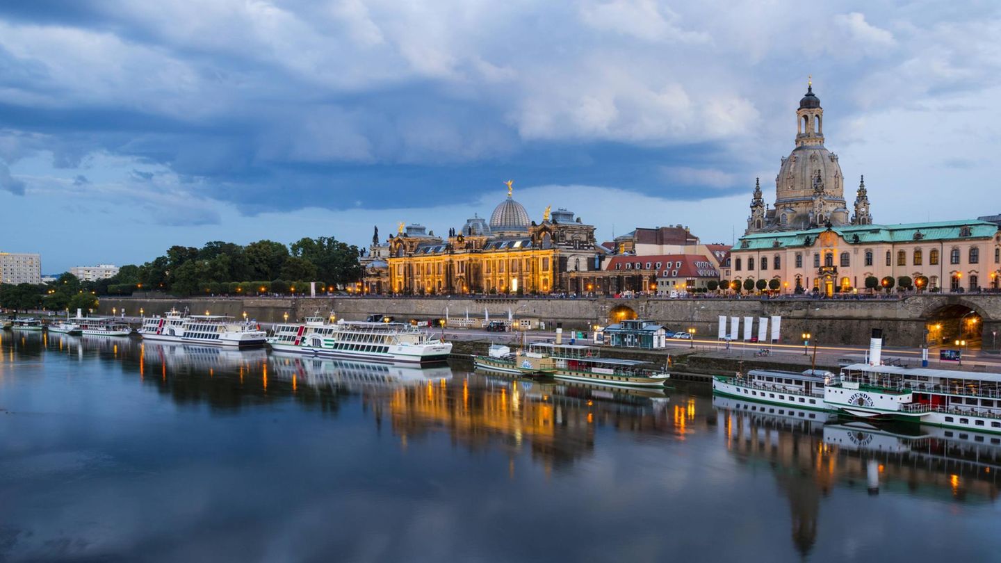 Die Dresdner Altstadt vom Wasser aus betrachtet. Bosch und Philip Morris bauen zwei große Werke in der säschischen Metropole.