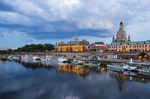 Die Dresdner Altstadt vom Wasser aus betrachtet. Bosch und Philip Morris bauen zwei große Werke in der säschischen Metropole.