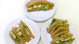 Hühnchen-Salat-Sandwich in drei Portionsgrößen. Abnehmen (oben), Gewicht halten (links), Zunehmen (rechts).