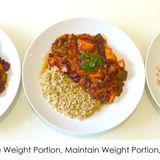 Reis und Ratatouille. Was auffällt: Hier verändert sich je nach Teller die Portionsgrößen von Gemüse und Reis. Wer abnehmen möchte, sollte natürlich weniger Reis essen (links), als derjenige, der zunehmen möchte (rechts).