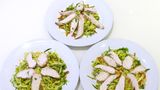 Zucchini-Salat mit Hühnchen in drei Portionsgrößen: Abnehmen (oben), Gewicht halten (links), Zunehmen (rechts).