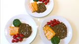 Lachs, Tomaten und Linsen. Wer abnehmen möchte, sollte oben zugreifen, wer sein Gewicht halten möchte, schnappt sich den linken Teller und wer zunehmen sollte, isst das rechte Gericht.