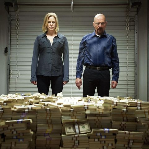 In Breaking Bad stehen Walter White und Ehefrau Skylar vor einem Geldberg