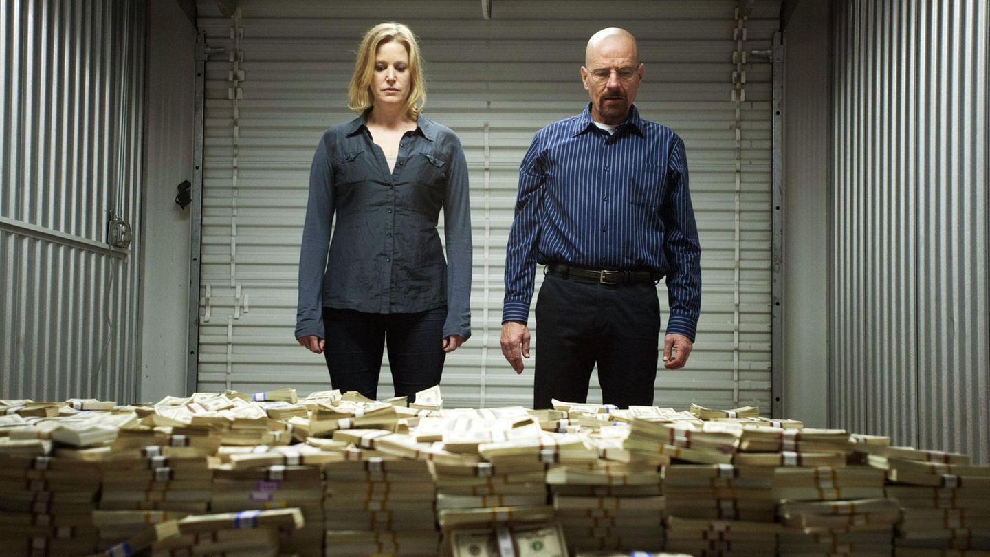 In Breaking Bad stehen Walter White und Ehefrau Skylar vor einem Geldberg