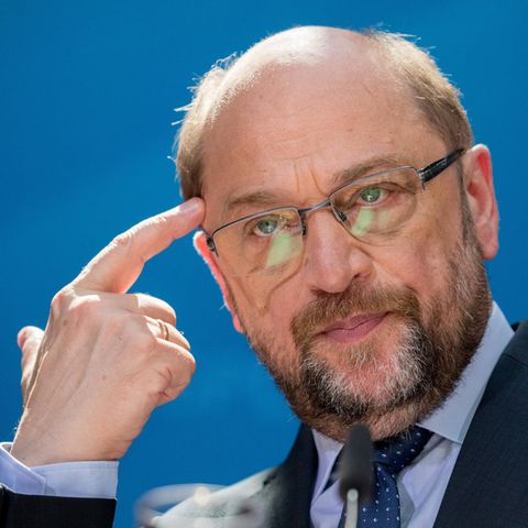 Martin Schulz tippt sich an die Stirn während er das SPD-Steuerkonzept vorstellt