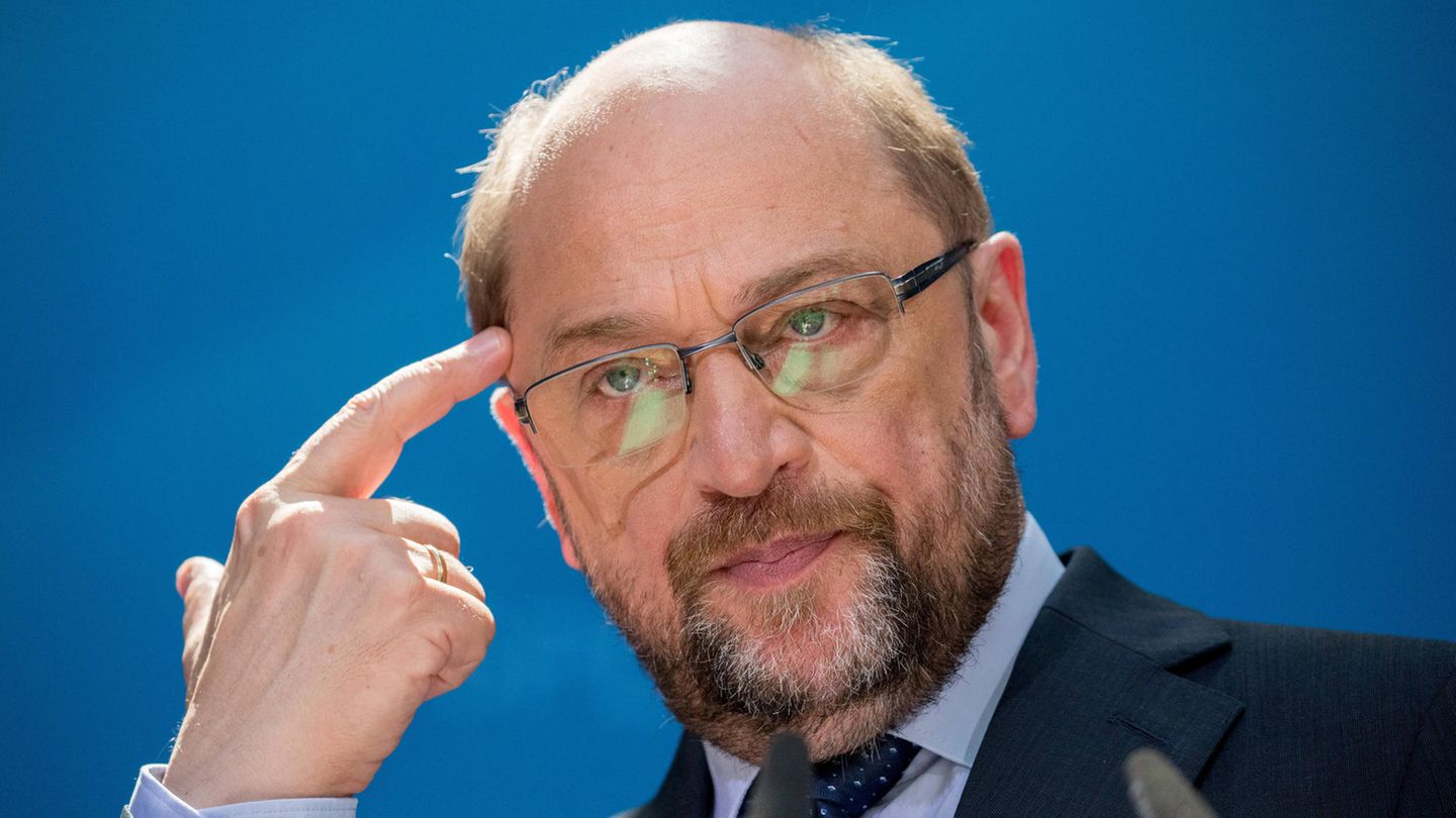 Martin Schulz tippt sich an die Stirn während er das SPD-Steuerkonzept vorstellt