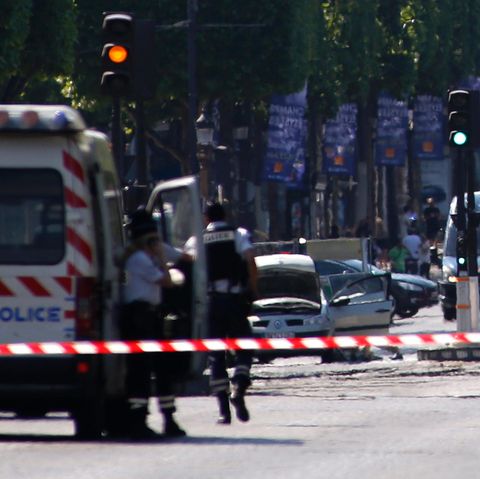 Das Auto des Täters auf dem Champs-Elysées in Paris: Ermittler fanden Sprengstoff und Waffen in dem Fahrzeug.