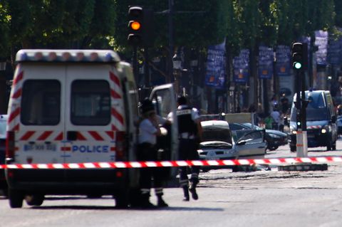 Das Auto des Täters auf dem Champs-Elysées in Paris: Ermittler fanden Sprengstoff und Waffen in dem Fahrzeug.