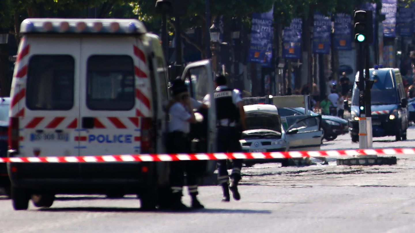 Das Auto des Täters auf dem Champs-Elysées in Paris: Ermittler fanden Sprengstoff und Waffen in dem Fahrzeug.