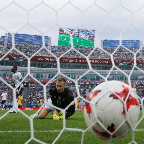 Der Ball im Netz, Bernd Leno schautunglücklich - der Torhüter patzt beim Confed Cup im Spiel gegen Australien zwei Mal