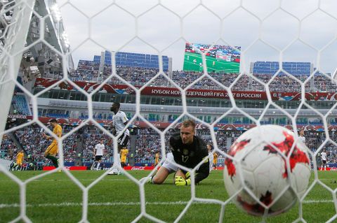 Der Ball im Netz, Bernd Leno schautunglücklich - der Torhüter patzt beim Confed Cup im Spiel gegen Australien zwei Mal