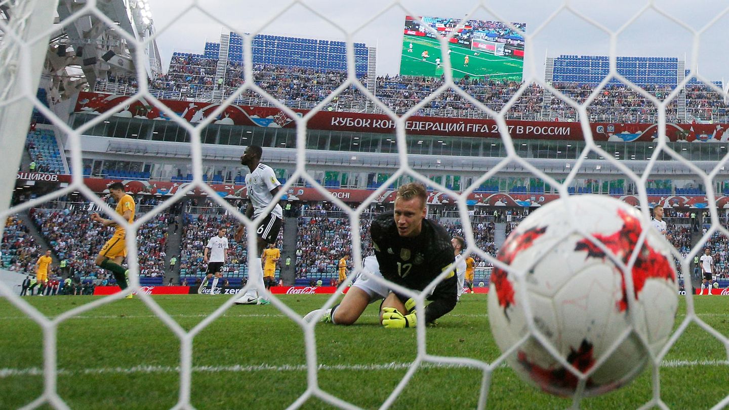 Der Ball im Netz, Bernd Leno schautunglücklich - der Torhüter patzt beim Confed Cup im Spiel gegen Australien zwei Mal