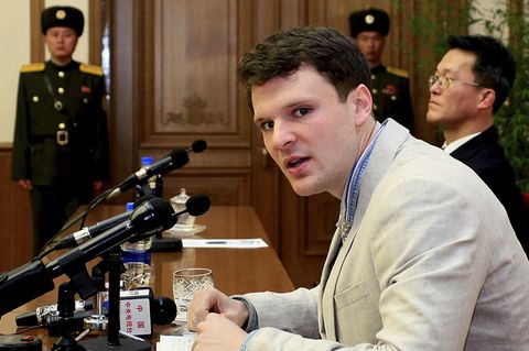 Otto Warmbier - hier vor einem Gericht in Nordkorea - schaut in die Kamera - Der US-Stduent ist gestorben