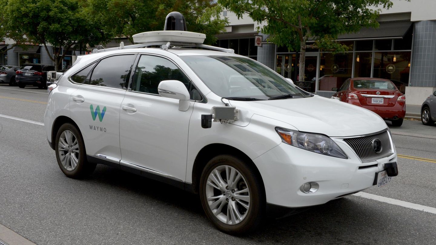 Autonomes Fahren: Ein selbstfahrendes Auto der Marke Lexus, umgebaut von der Google Tochterfirma Waymo in Mountain View, USA.