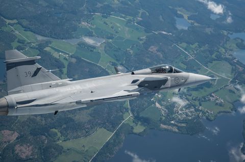 Gripen E beim ersten "echten" Flug über Schweden.