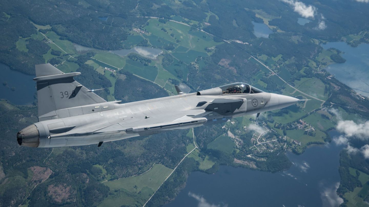 Gripen E beim ersten "echten" Flug über Schweden.