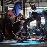 In der Metallwerkstatt: Hier entstehen die überdimensionalen Superhelden, die die Tempel retten sollen.