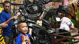 Gerade bei Kindern sind die metallischen Figuren besonders attraktiv - und die so zum Buddhismus hingeführt werden.