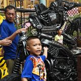 Gerade bei Kindern sind die metallischen Figuren besonders attraktiv - und die so zum Buddhismus hingeführt werden.