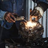 Schweißarbeiten im Detail in der Werkstadt von Ban Hun Lek im Bezirk Ang Thong nördlich der Hauptstadt Bangkok.
