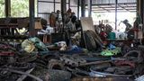 Recycling aus religiösen Gründen: Aus Altmetall werden durch die Handwerkskunst Tempelwächter.