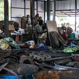 Recycling aus religiösen Gründen: Aus Altmetall werden durch die Handwerkskunst Tempelwächter.