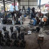 Inzwischen ist diese in ganz Thailand bekannte Werkstatt selbst zur Touristenattraktion geworden.