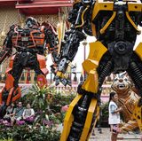 So sehen die fertigen Figuren im Wat Tha Kien, dem buddhistischen Tempel von Nonthaburi aus.